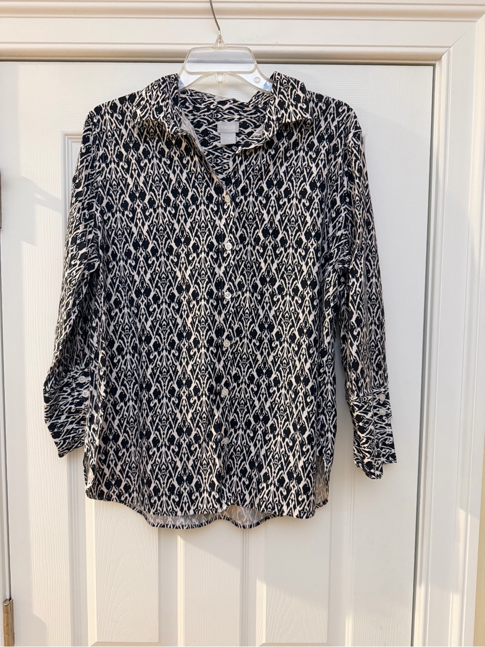 Ladies Size 2.5 "Chico's" Black and White Printed Button-Down Shirt GUC